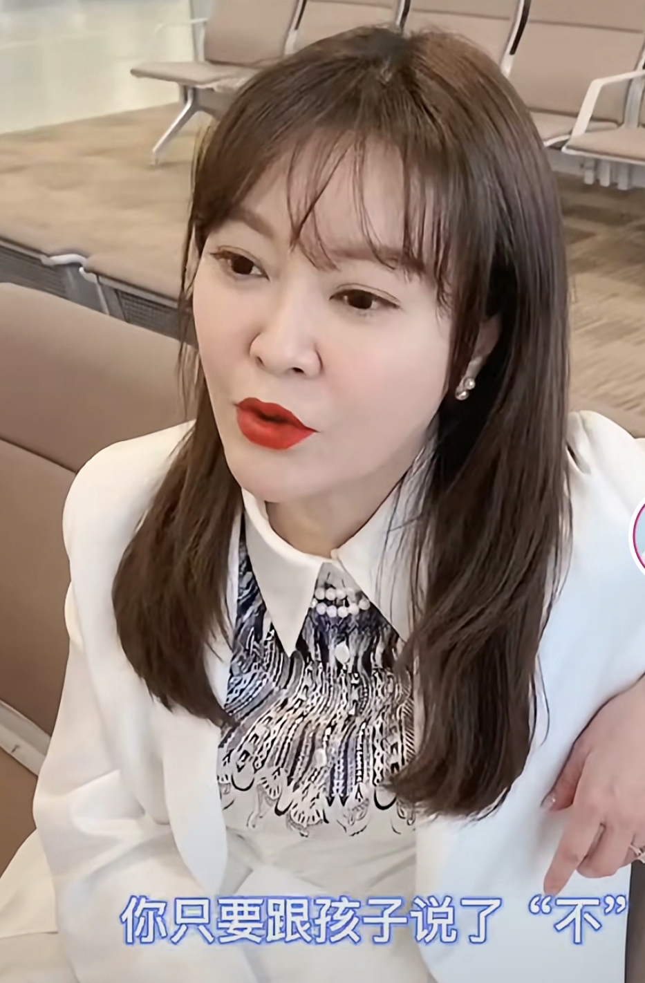 《交换空间》王小骞曝辞职原因,手上黄色鸽子蛋抢镜,遭网友质疑