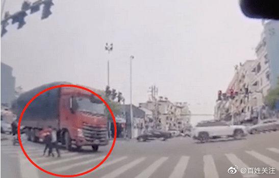 误入大货车盲区 双胞胎学生过斑马线被撞一死一伤休闲区蓝鸢梦想 - Www.slyday.coM