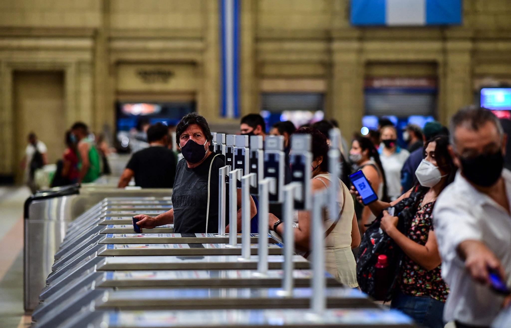 阿根廷单日新增新冠确诊病例超两万例|公交车|新冠肺炎_新浪新闻