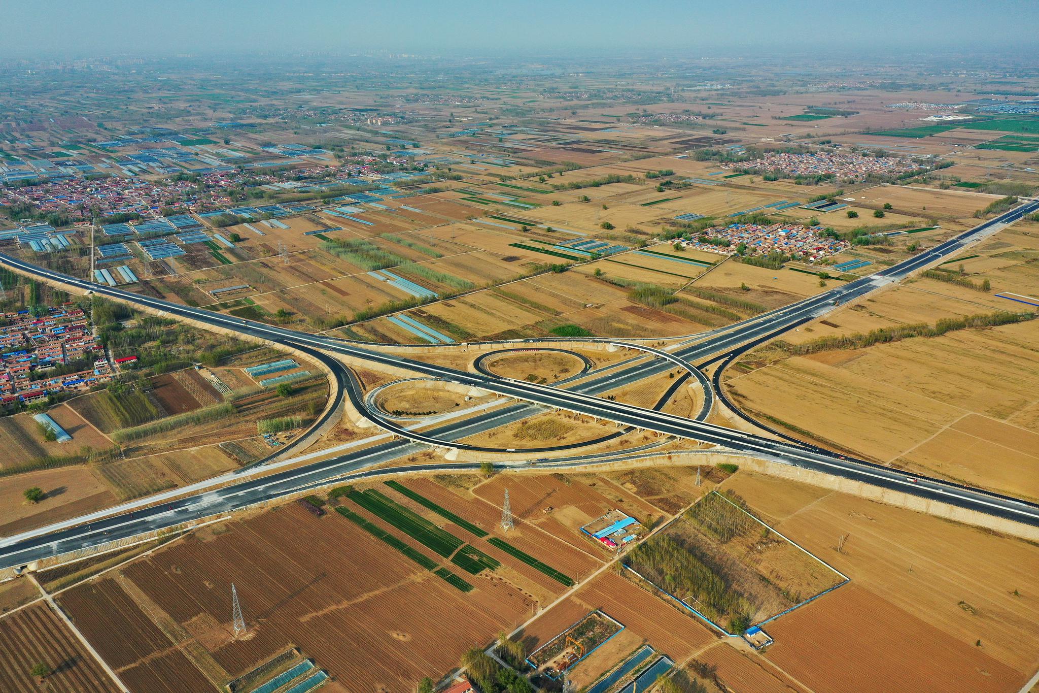 这是京德高速(一期工程)千人目互通建设现场(4月7日无人机照片).