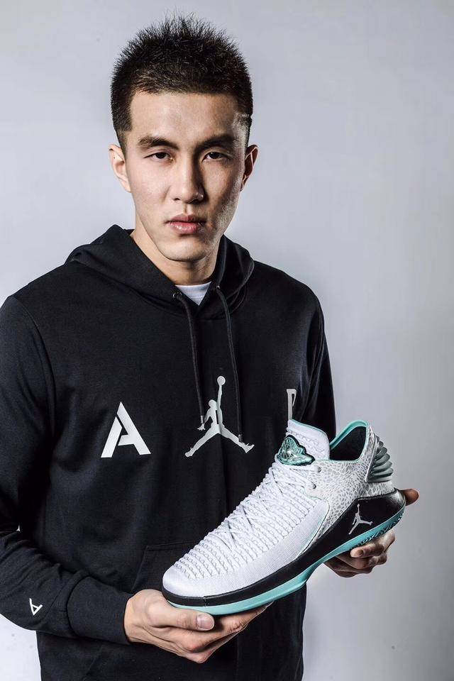 2000万大合同太头疼,没法拒绝耐克|耐克|郭艾伦|复出_新浪新闻