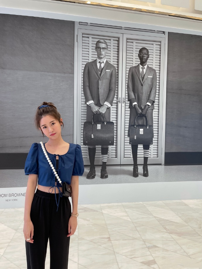 张子萱晒老公视角撒狗粮扎丸子头穿露脐装扮嫩蛮腰长腿超吸睛