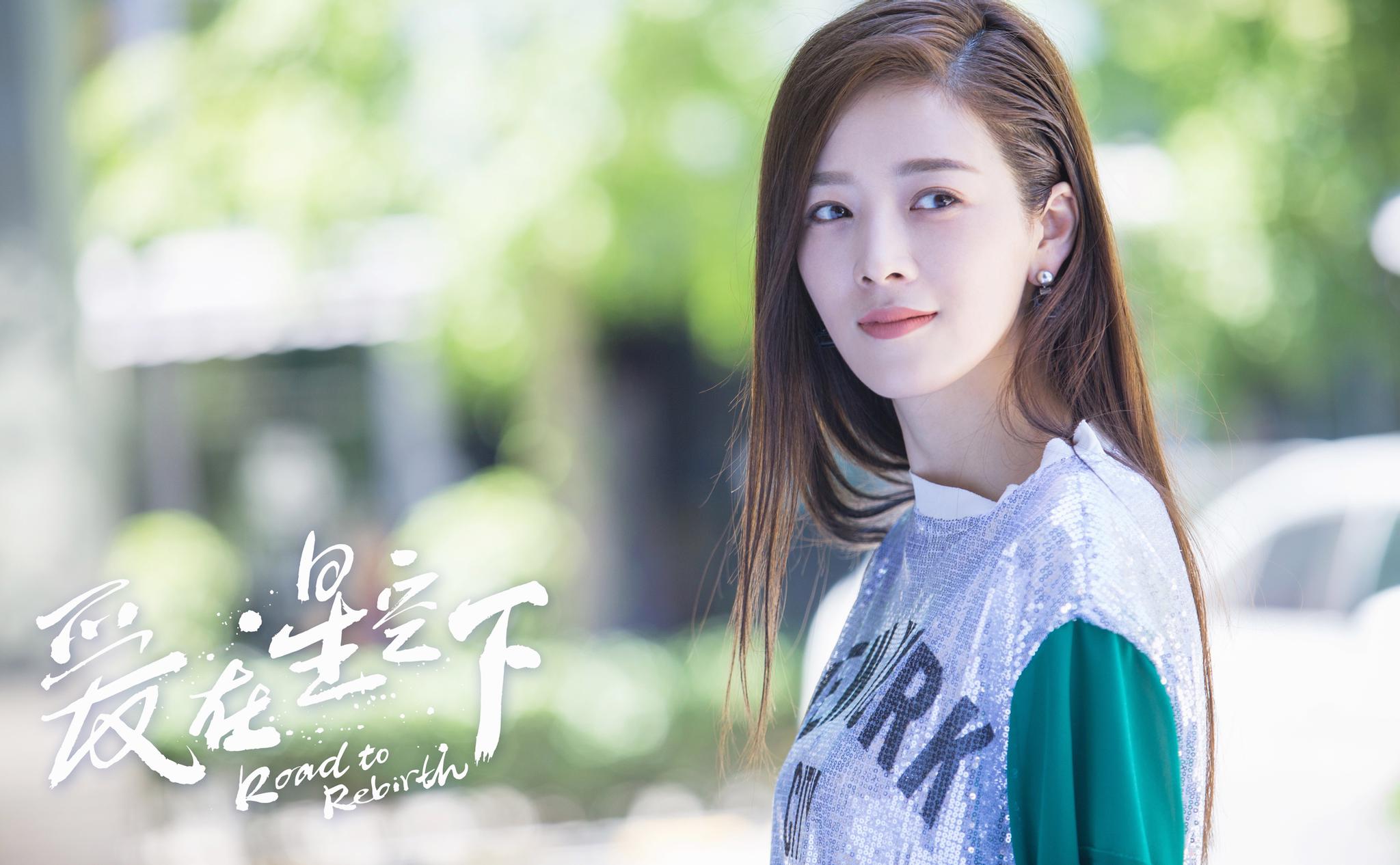 与梁雨萱机车冷酷的形象不同,在酒吧驻唱的她却有一副甜嗓.