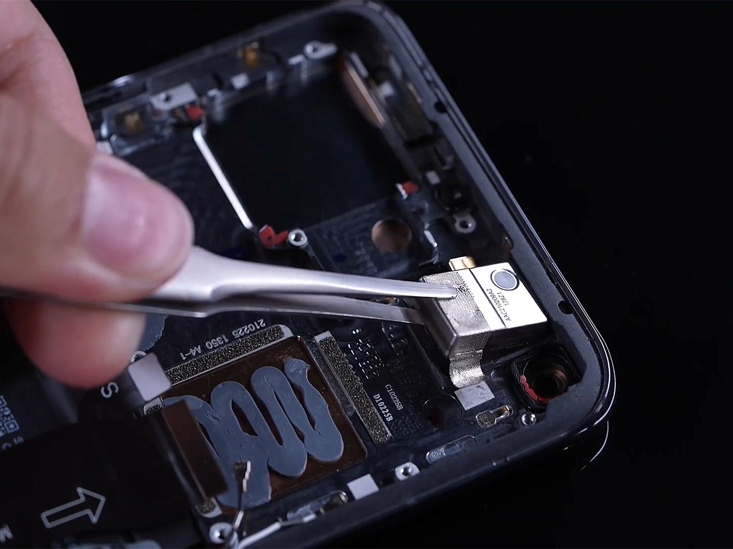 底部用的是1216p超线性扬声器,其中这个"p"就是升级了振幅,升级为0.