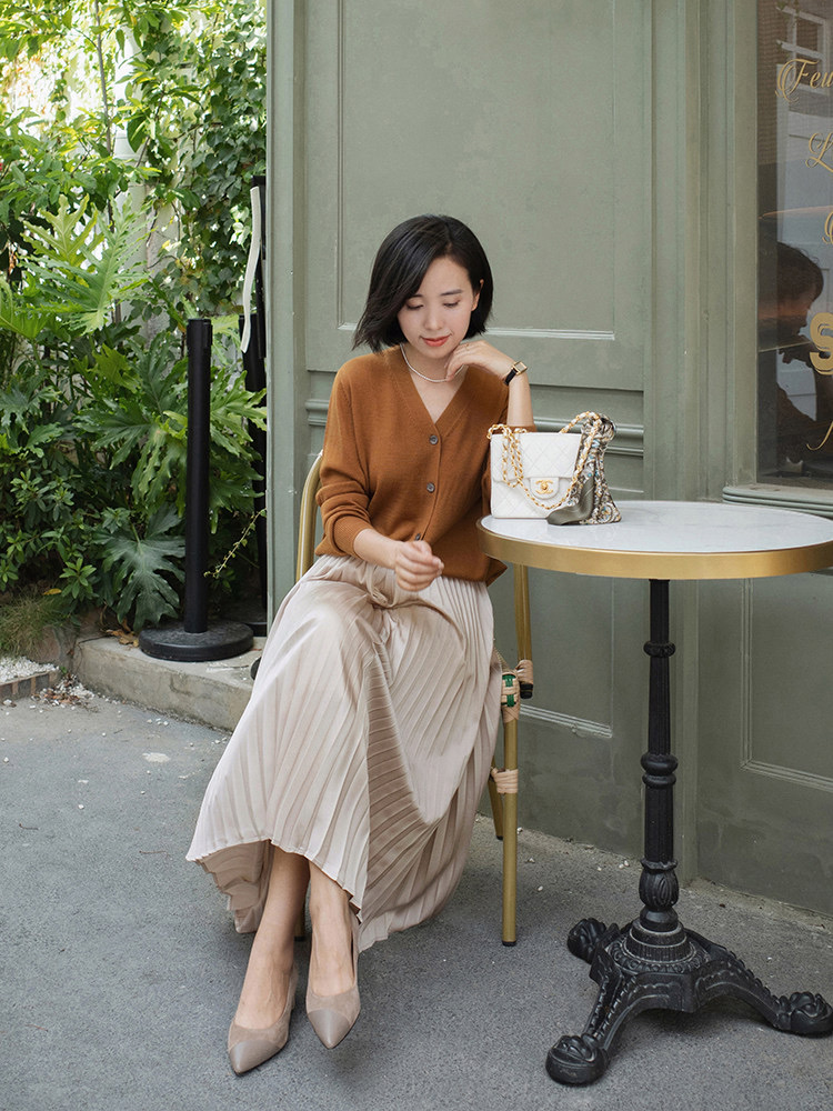 年过四十岁的女人穿衣要有质感开衫半裙减龄又时髦