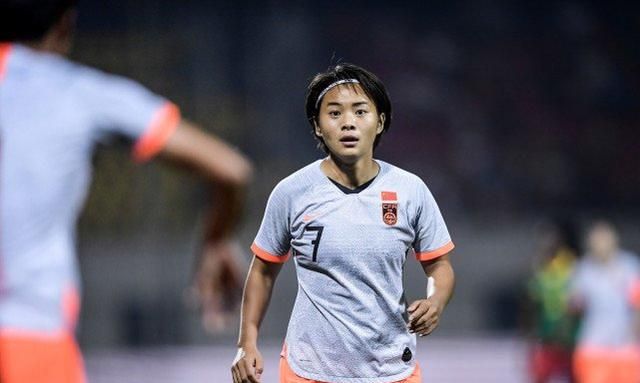 中国女足半场战平韩国!张馨垫射破门!一大漏洞被频频反击