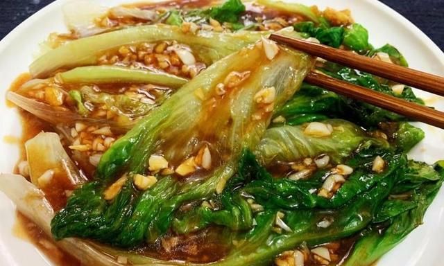 做蚝油生菜,直接下锅就错了,焯水时多加一物,生菜翠绿好吃入味