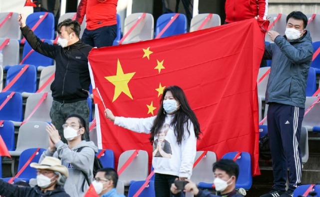 输不起？中国球迷举国旗呐喊助威，却被韩媒吐槽易引发疫情和冲突休闲区蓝鸢梦想 - Www.slyday.coM