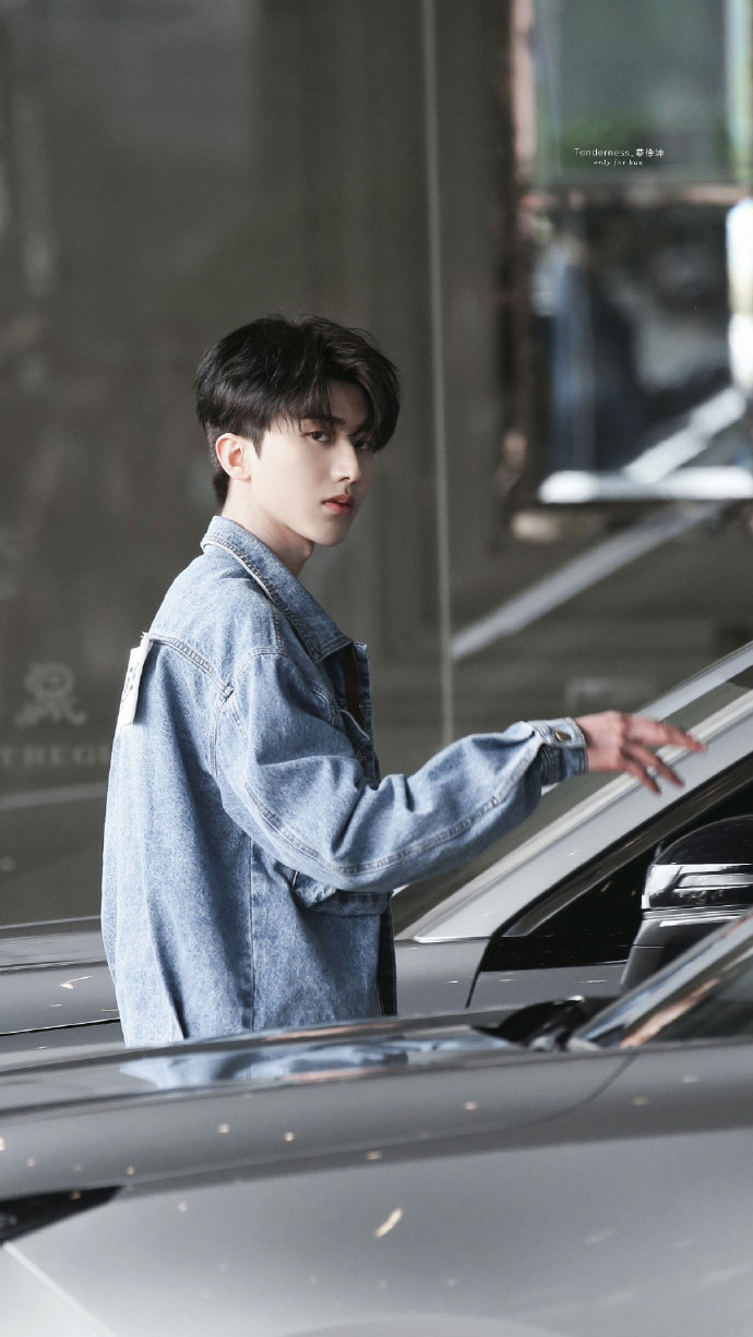 蔡徐坤牛仔套装搭配白t造型简约利落,清爽酷帅大长腿吸睛