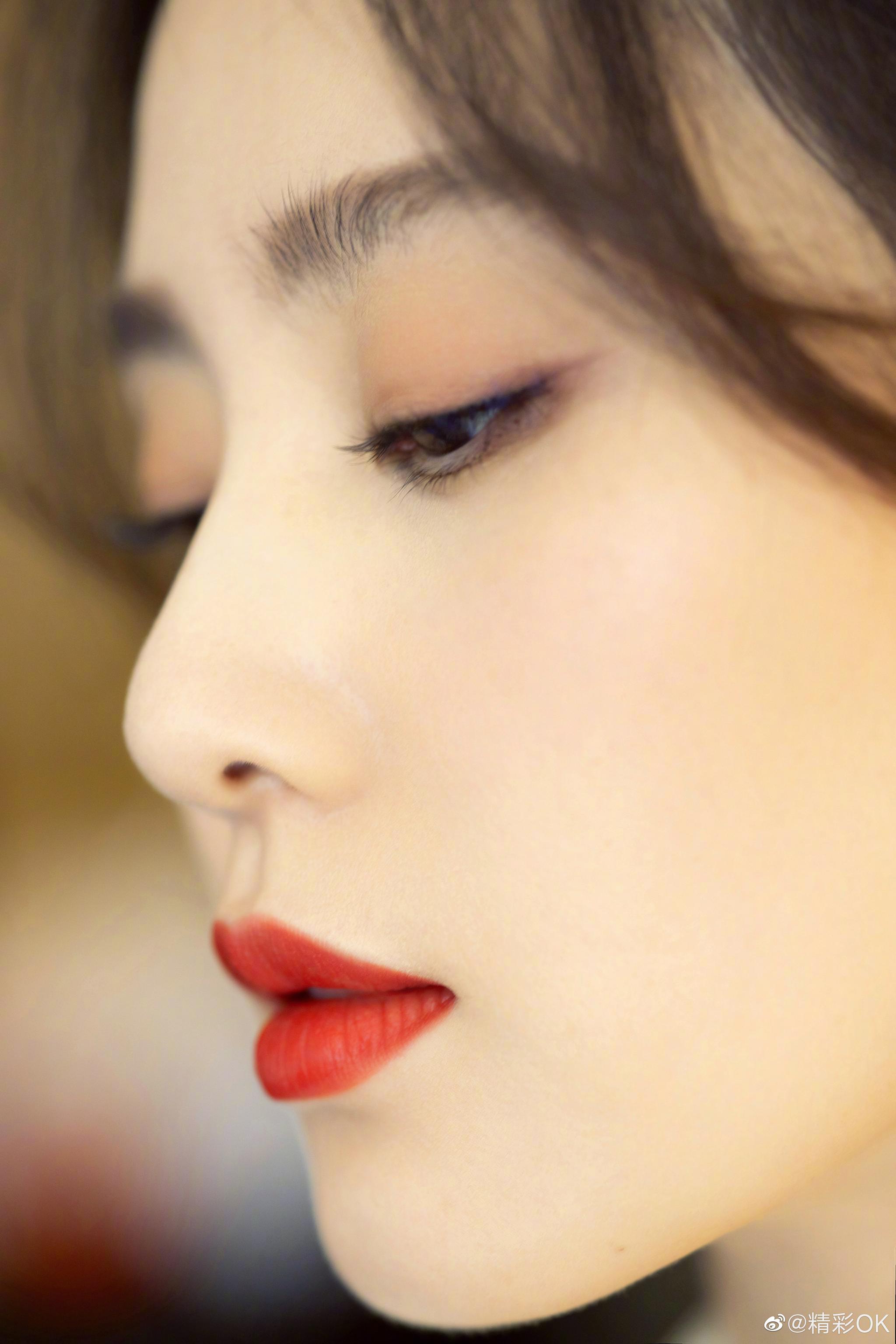 刘诗诗白色连衣长裙凸显个人气质优雅高贵麻花辫的发型太美啦