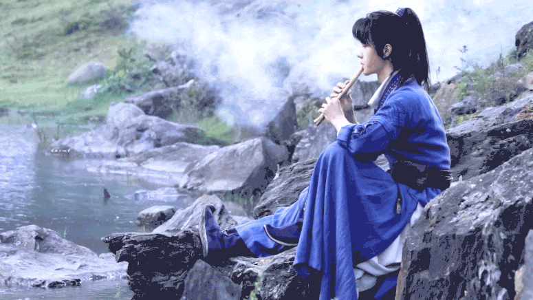 最爱他在湖边吹笛那段,一袭蓝衣,一个侧影,身姿俊逸,很有古典韵味,配