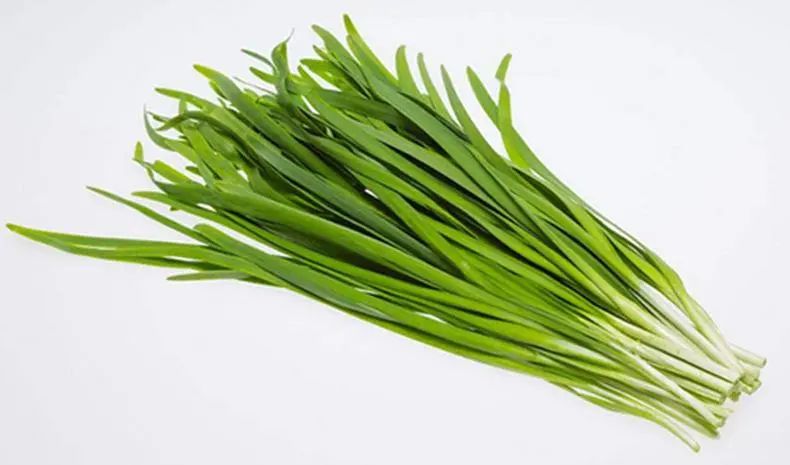 春季是阳气生发的季节,适当吃辛甘之品,如生姜,葱,香菜,韭菜,芽菜等