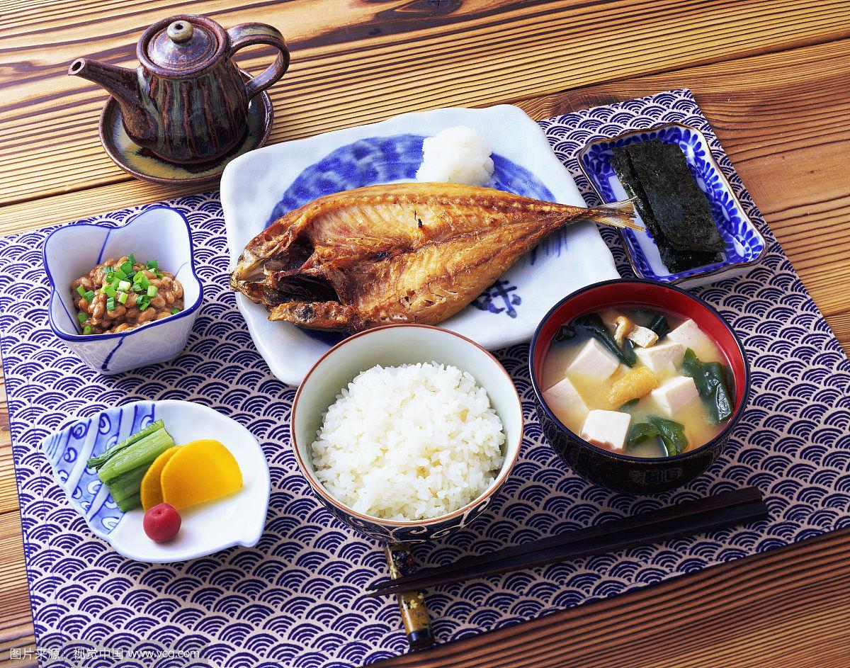传统的日式早餐,至少包含七八种食材,日本人以米饭,拉面,饺子为主食