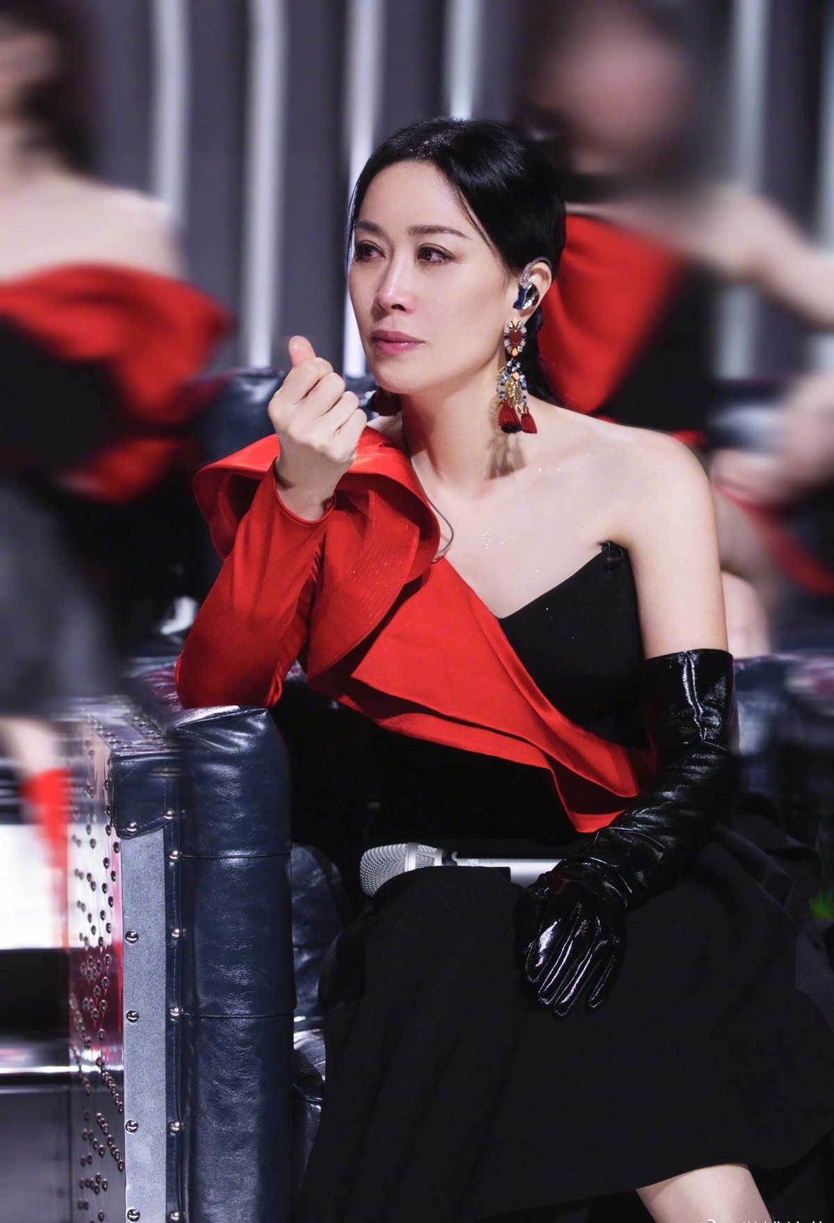 53岁那英罕见玩性感!深v裙大秀事业线,胸口洒满金粉闪到晃眼