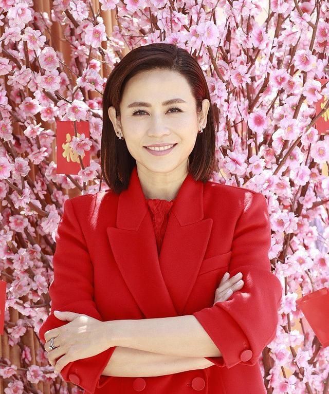 50岁宣萱穿红色西装亮相活动现场展现优雅气质女神范十足