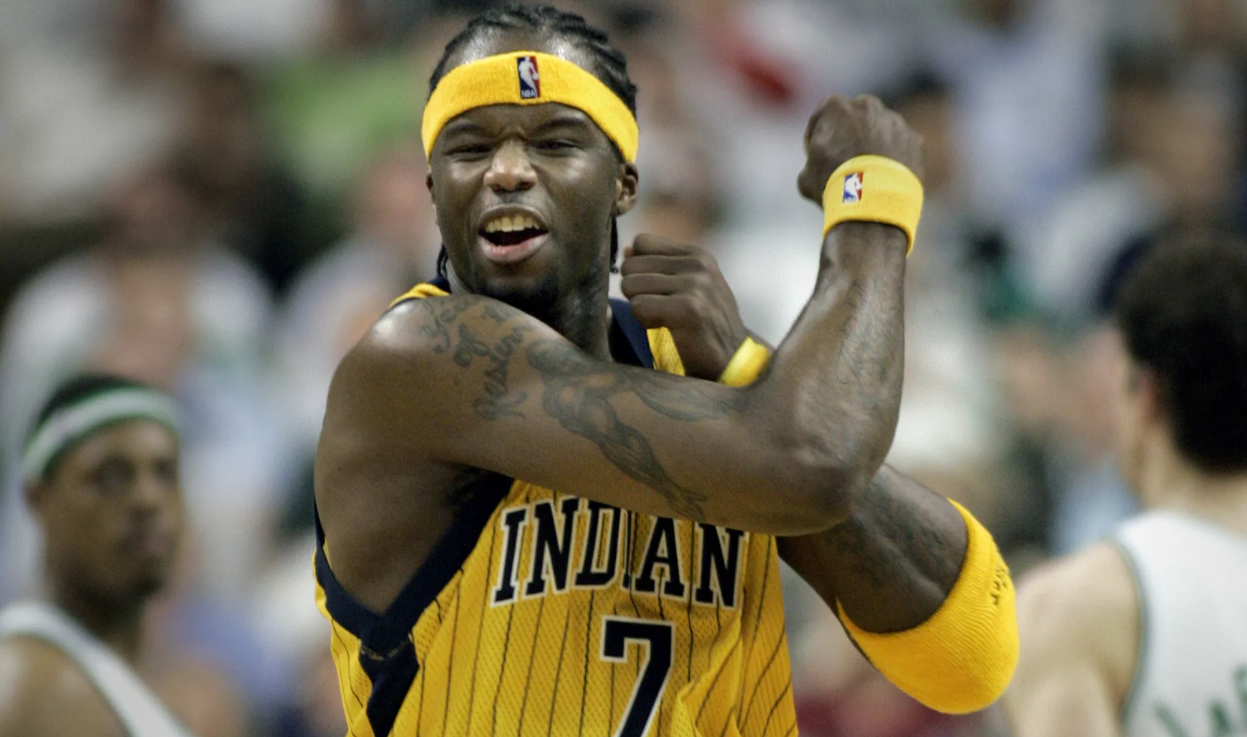 43岁小奥尼尔近照身材明显发福与娇妻相爱23年nba好男人