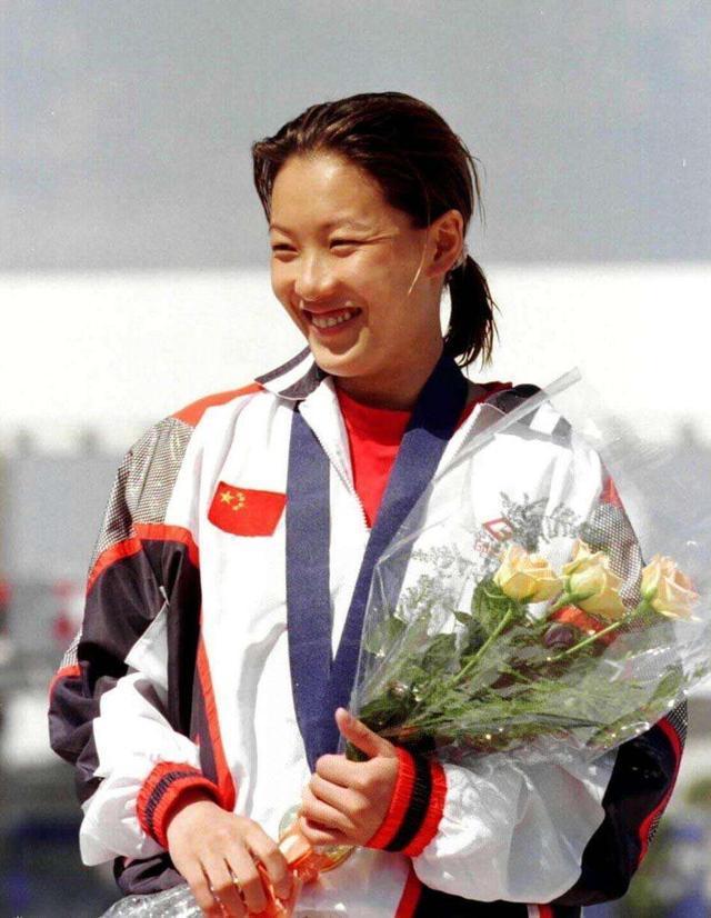 大伏明霞26岁的丈夫为保国籍放弃2300万年薪现两人备孕四胎