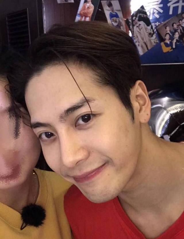 王嘉尔出道前颜值好惊艳从小到大都是帅哥胚子老天爷赏饭吃