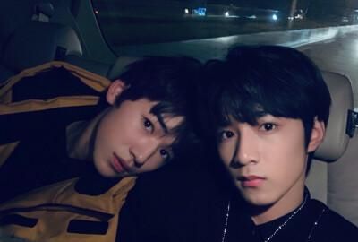 宋亚轩刘耀文录制献礼节目现场照帅出新高度不愧是文轩