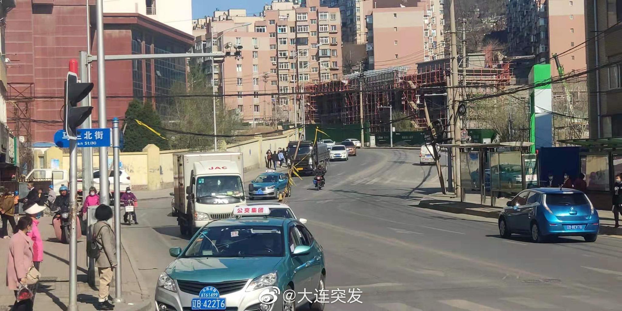 8日网友反馈马栏北街t字路口缆线搭落