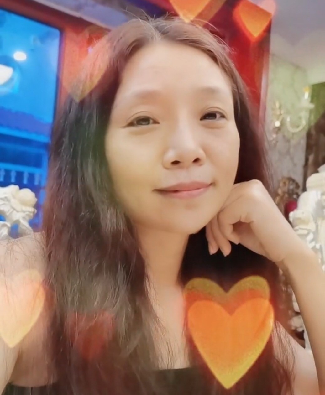 歌唱家李丹阳罕晒性感照穿紧身深v裙秀事业线现55岁仍未婚