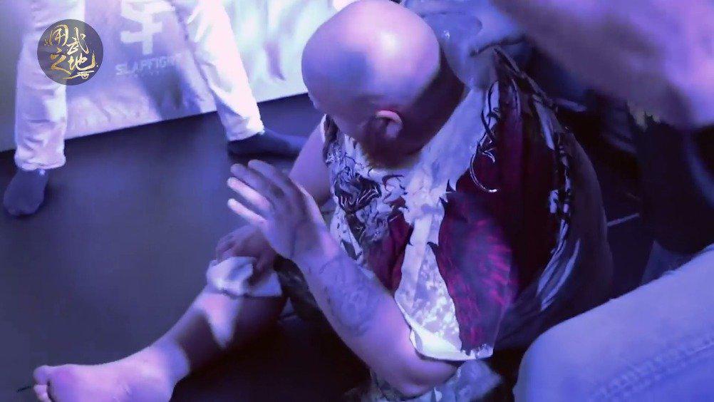 战斗民族的扇耳光比赛,一巴掌直接将对手扇弃权!