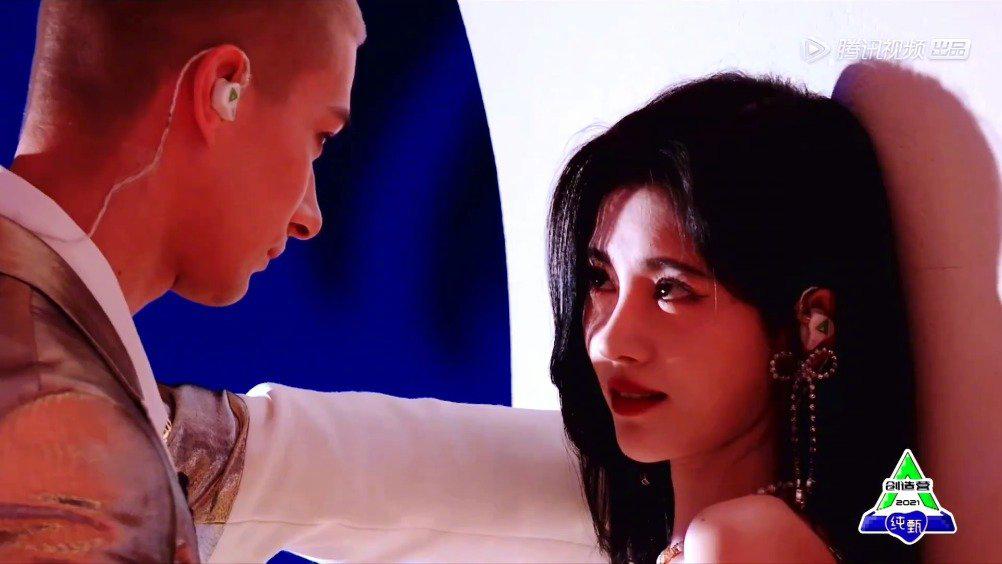 好撩啊,这画面根本扛不住了,帅哥美女真是配一脸