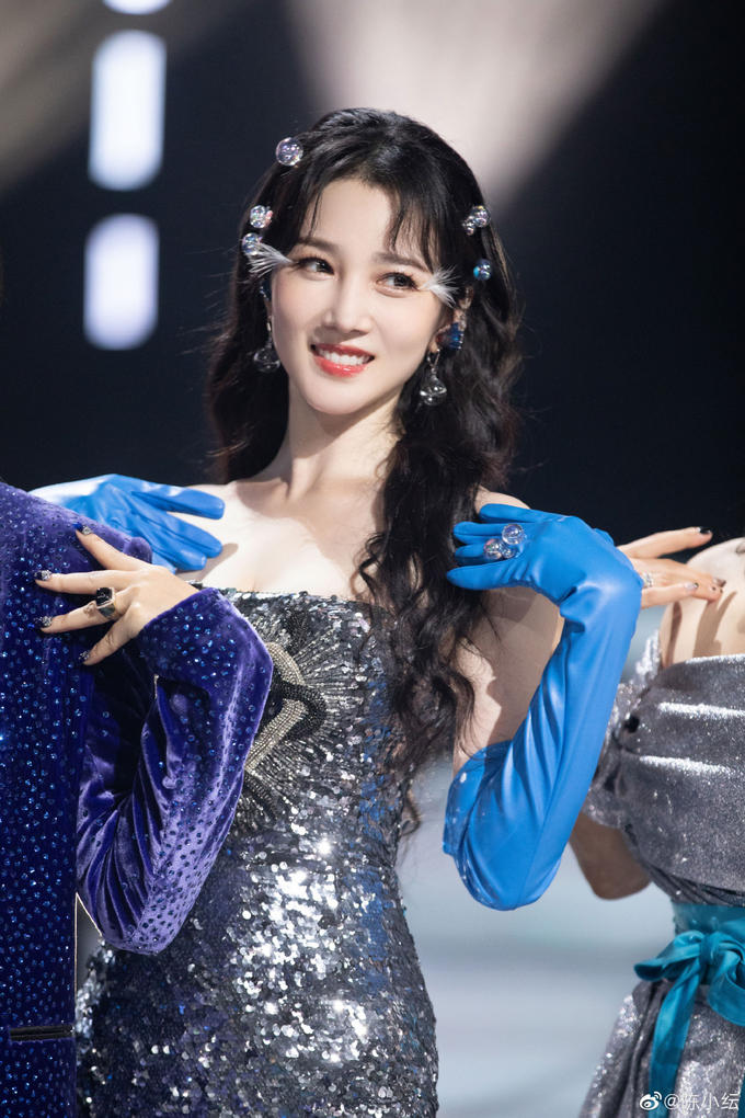 浪姐总决赛陈小纭狂晒美照,长卷发配抹胸亮片修身裙,身材超火辣