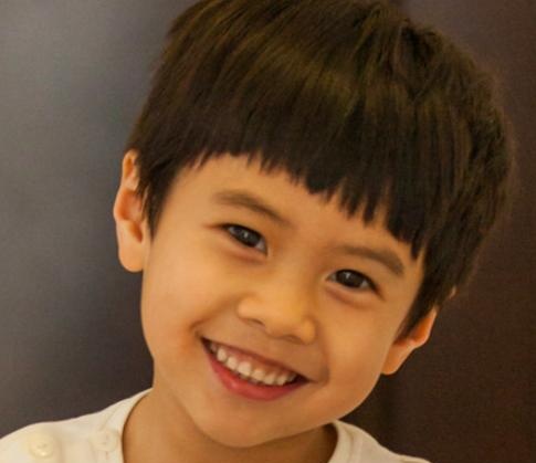 郑钧10岁儿子正面照曝光颜值出众不输爸妈身材优越大长腿显眼