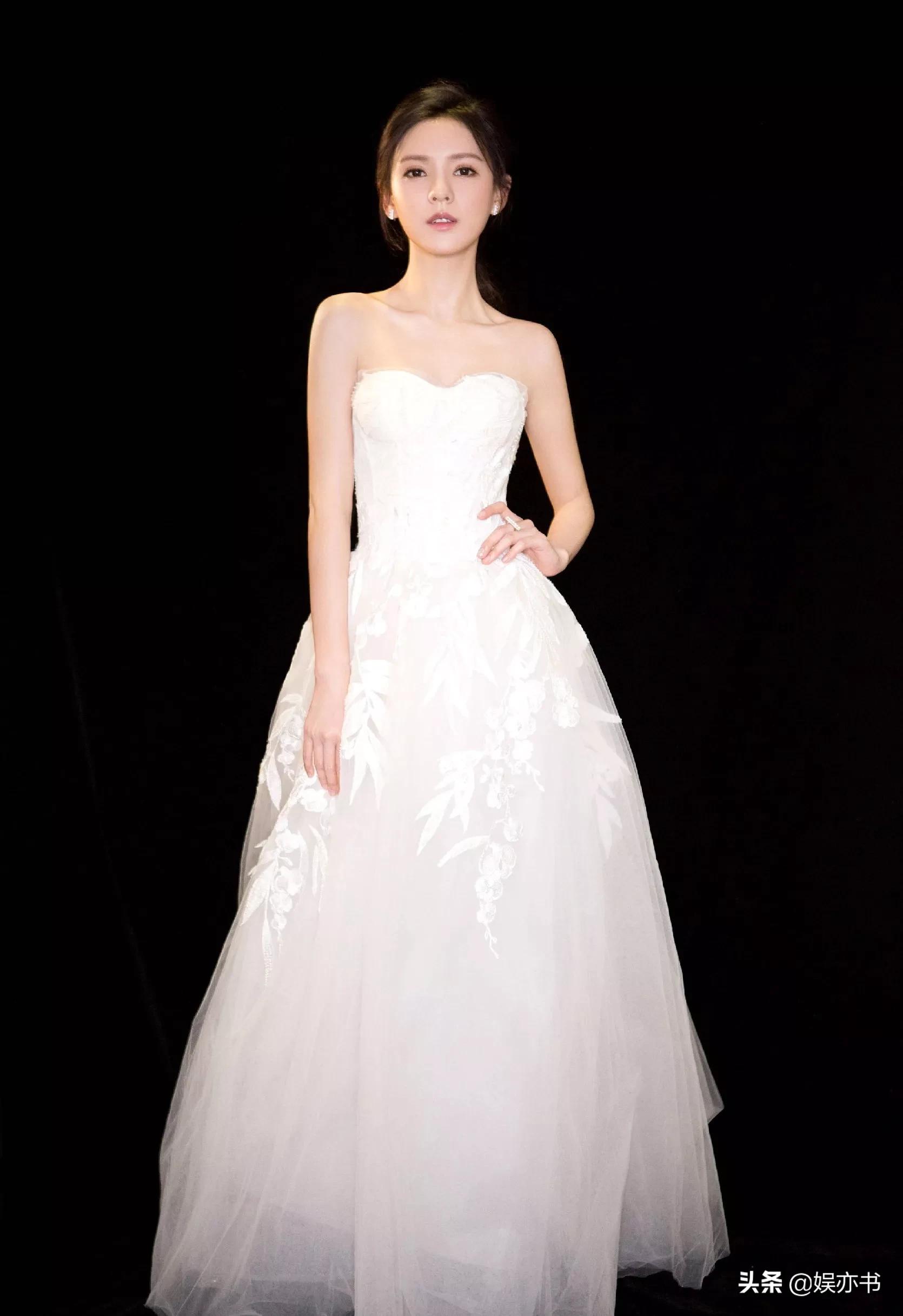 张予曦黑白相交简约大气灵气优雅俏丽温婉