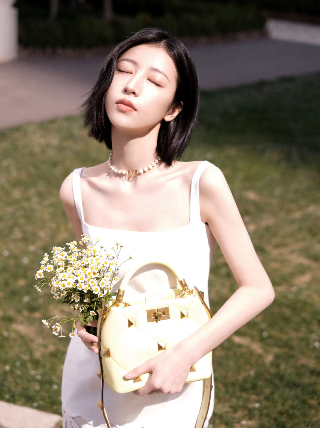 周雨彤简约白色镂空吊带裙搭配精致的珍珠项链衬托完美锁骨