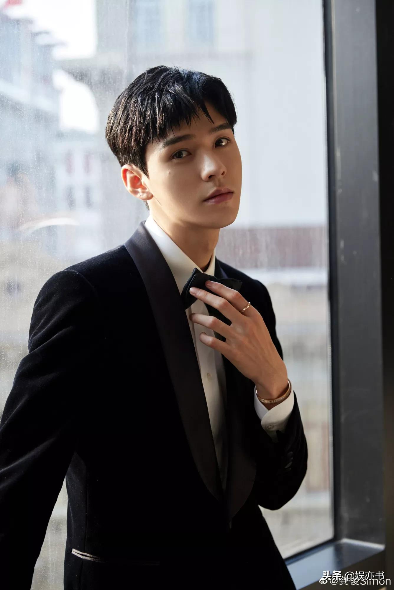 龚俊 黑色丝绒西装清冷矜贵 潇洒少年