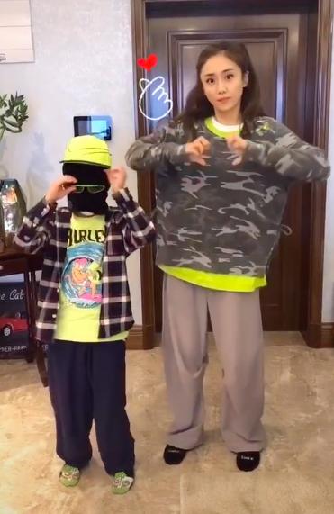 颜值出众不输爸妈,身材优越大长腿显眼|郑熙岳|刘芸|郑钧_新浪新闻