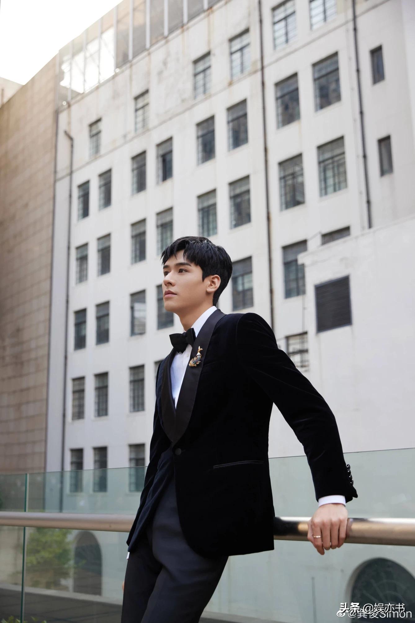 龚俊 黑色丝绒西装清冷矜贵 潇洒少年