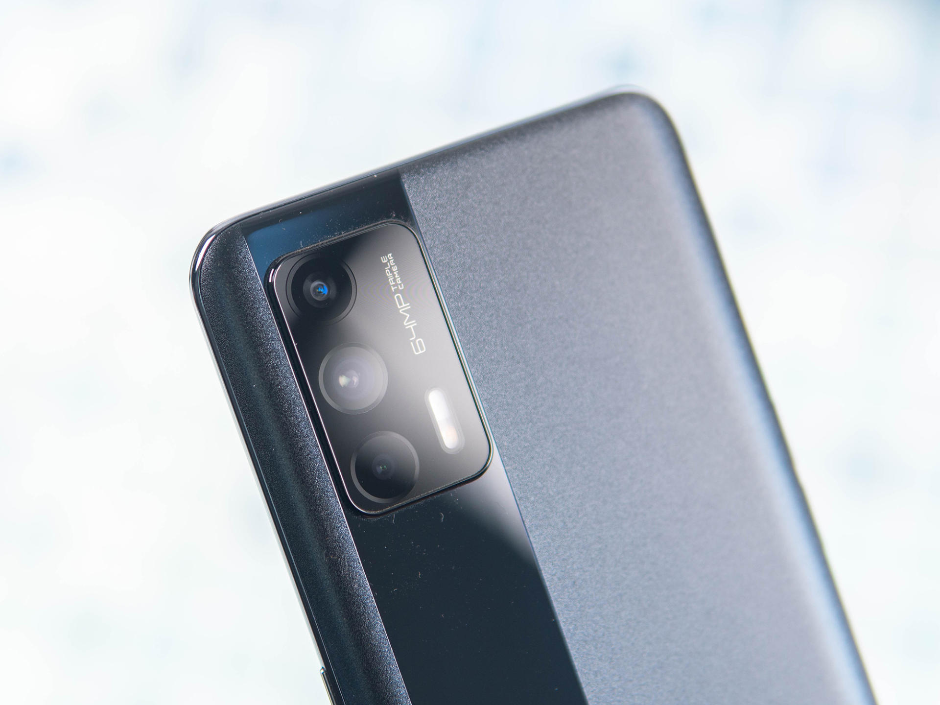 刚拿到realme 真我gt neo的时候总感觉这手机重量比较轻,实际测试它的