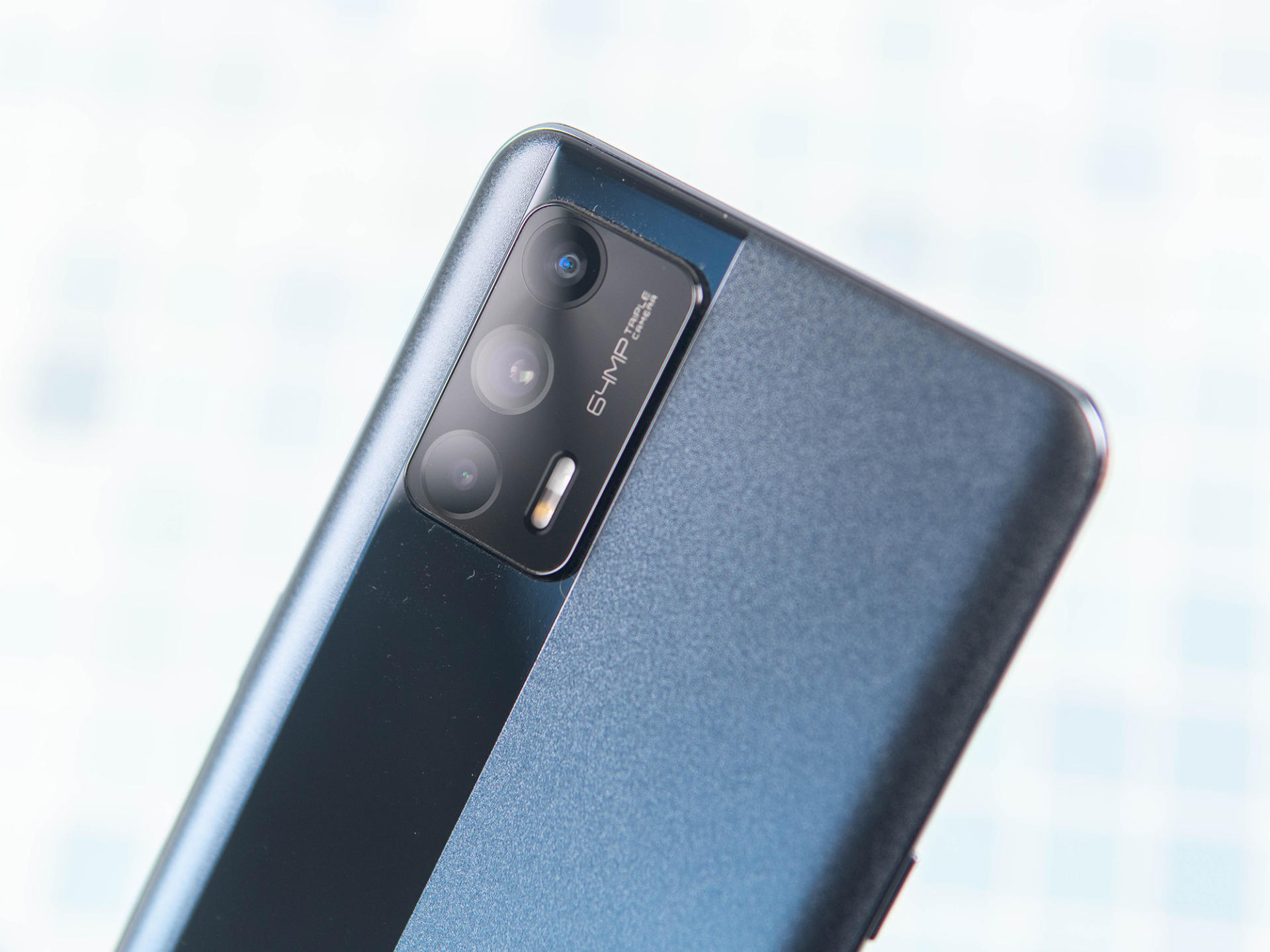 刚拿到realme 真我gt neo的时候总感觉这手机重量比较轻,实际测试它的