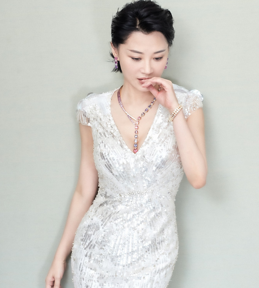 52岁许晴近照优雅身材比20年前还完美十个字道破保鲜秘诀