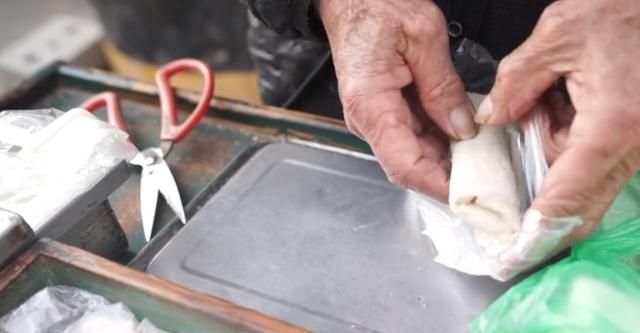 福建74岁大爷路边卖非遗小吃,2元1个纯手工做了40年,生怕买不到休闲区蓝鸢梦想 - Www.slyday.coM 福建74岁大爷路边卖非遗小吃,2元1个纯手工做了40年,生怕买不到休闲区蓝鸢梦想 - Www.slyday.coM