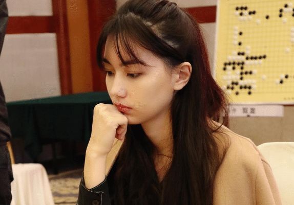 中国棋坛第一混血美女集美貌才华于一身25岁已是职业七段