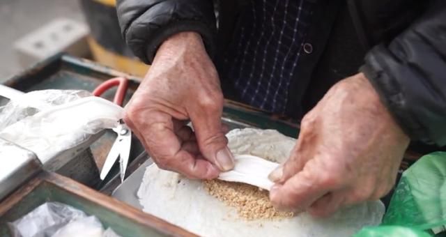 福建74岁大爷路边卖非遗小吃,2元1个纯手工做了40年,生怕买不到休闲区蓝鸢梦想 - Www.slyday.coM 福建74岁大爷路边卖非遗小吃,2元1个纯手工做了40年,生怕买不到休闲区蓝鸢梦想 - Www.slyday.coM