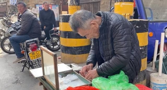 福建74岁大爷路边卖非遗小吃,2元1个纯手工做了40年,生怕买不到休闲区蓝鸢梦想 - Www.slyday.coM 福建74岁大爷路边卖非遗小吃,2元1个纯手工做了40年,生怕买不到休闲区蓝鸢梦想 - Www.slyday.coM