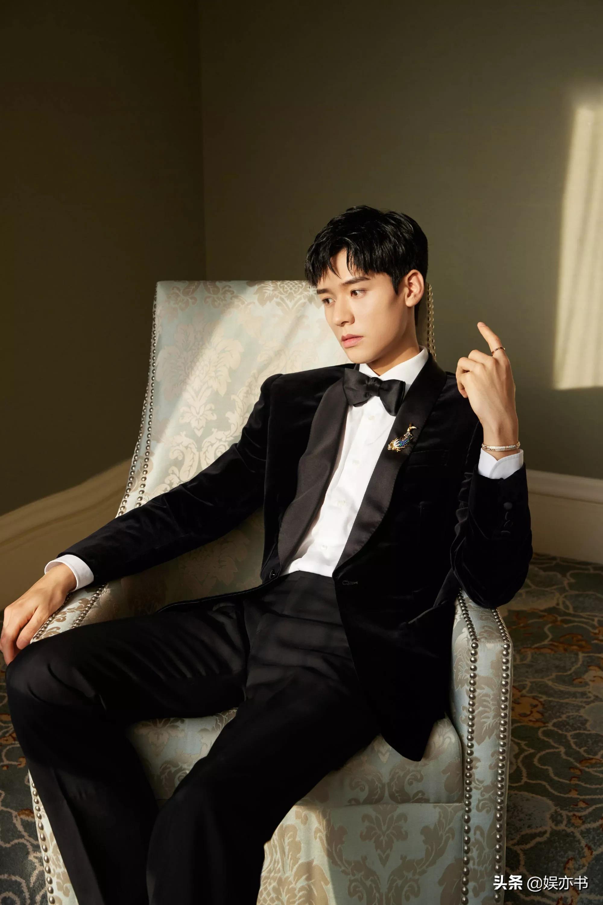 龚俊 黑色丝绒西装清冷矜贵 潇洒少年