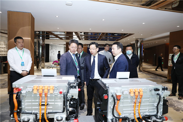 亿华通新一代自主大功率氢燃料电池发动机G120首发-新浪汽车