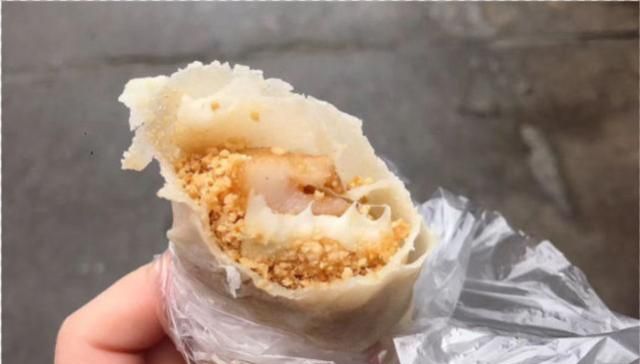 福建74岁大爷路边卖非遗小吃,2元1个纯手工做了40年,生怕买不到休闲区蓝鸢梦想 - Www.slyday.coM 福建74岁大爷路边卖非遗小吃,2元1个纯手工做了40年,生怕买不到休闲区蓝鸢梦想 - Www.slyday.coM