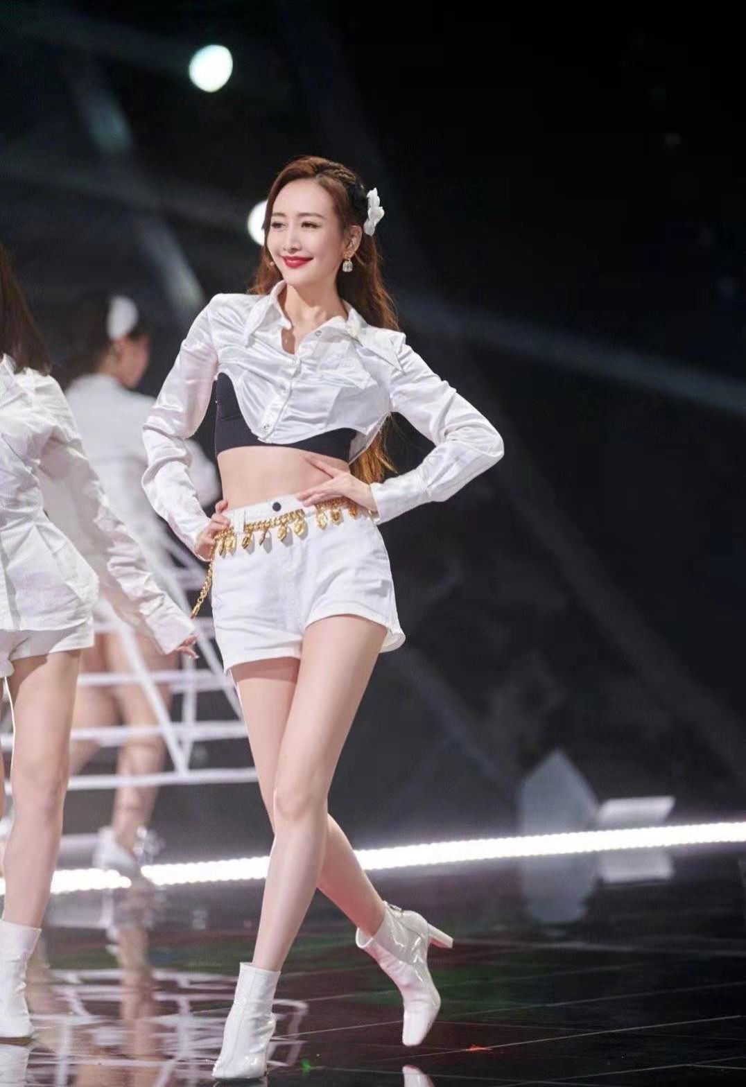 王鸥空中瑜伽太吸睛大方露出白皙长腿网友腿可以先成团了