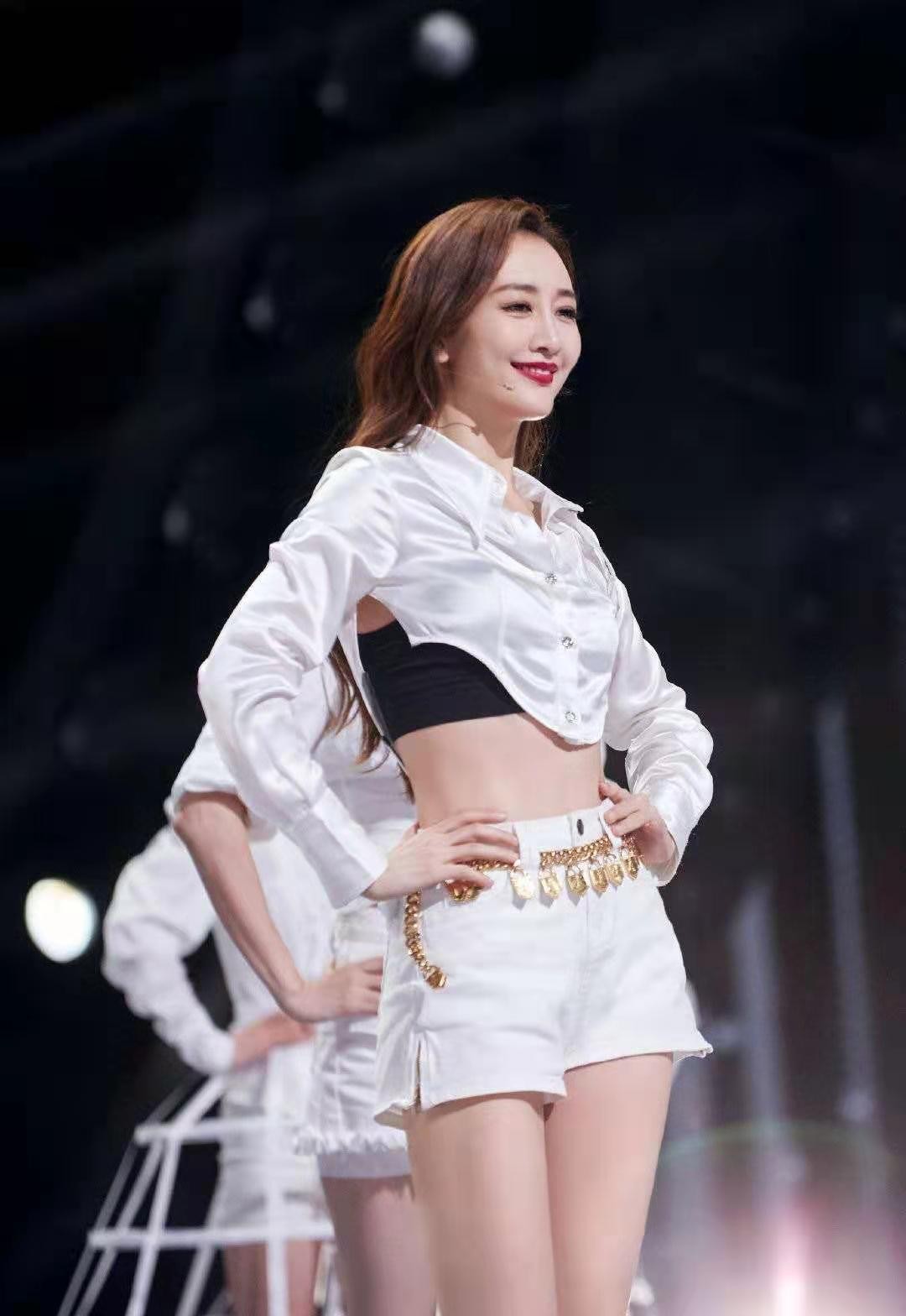 王鸥空中瑜伽太吸睛大方露出白皙长腿网友腿可以先成团了