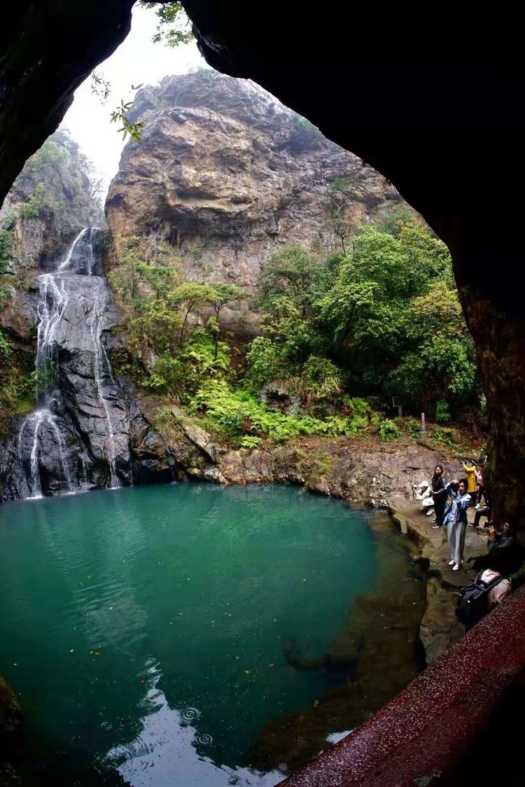 朱自清先生这样写到,"梅雨潭闪闪的绿色招引着我们;我们开始追捉她那