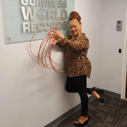 美国女子剪掉全球最长指甲近30年未剪已超过7米