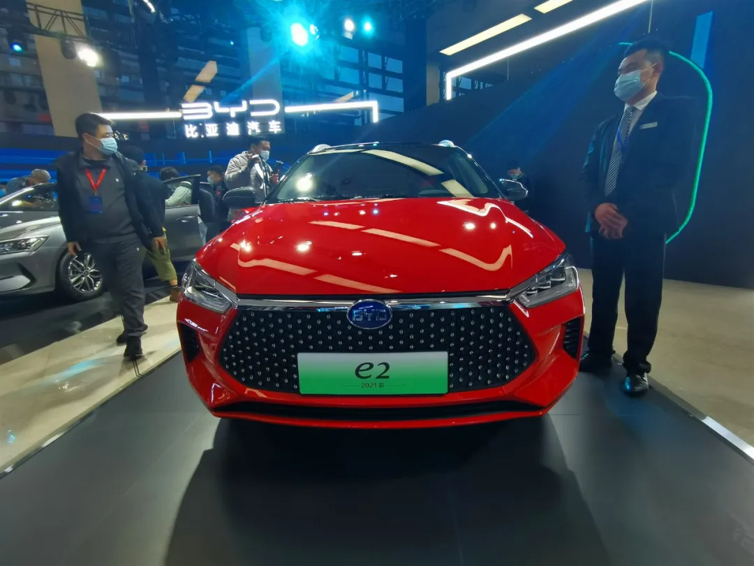 佩刀出征比亚迪2021款e2上市998万起