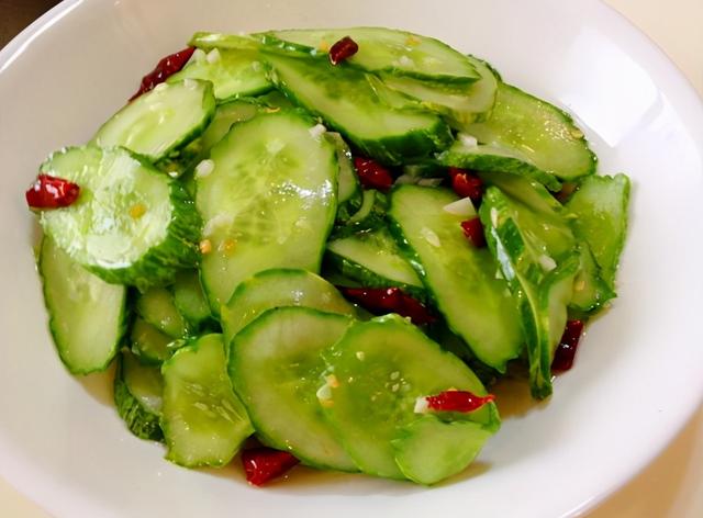 黄瓜清甜爽口,可以直接吃,也可以炒制和凉拌,都很好吃,正好天气越来越